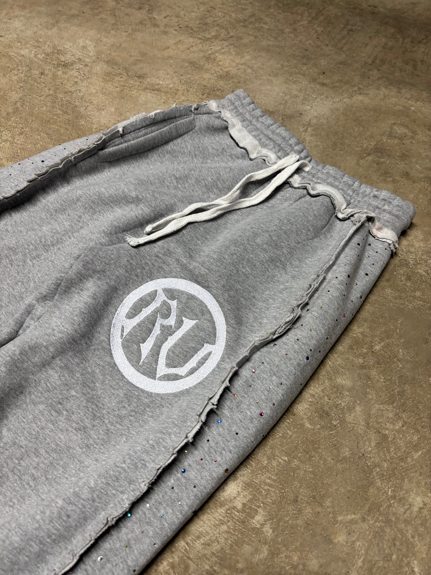 RV Distressed Diamond Sweats Grey